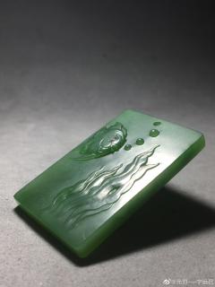 #和田玉#碧玉俏色吊牌挂件作品《如鱼得水》牌.主题雕刻一条热带鱼穿