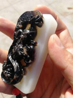 这种黑皮俄料和田玉怎么样?