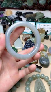 精品和田玉青花籽料手镯