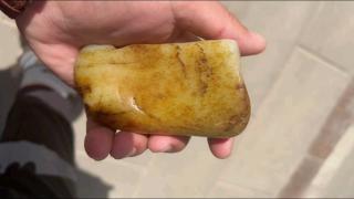 新疆和田玉籽料原石 363.7克 真皮真色 一面聚黑皮一面金皮 老熟料子